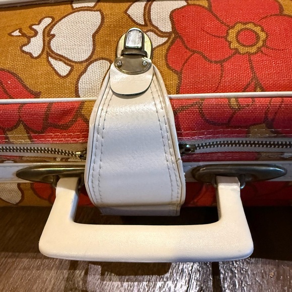 Vintage 1960s Bantam Floral Red and Yellow Vintage Suitcase - Picture 10 of 10
